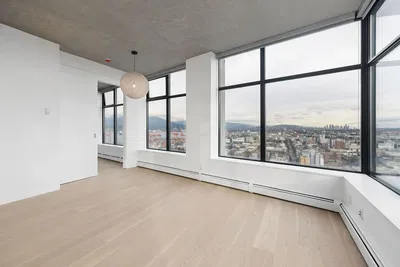 Obývací pokoj; výhled, dřevěná podlaha, přirozené světlo