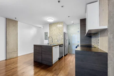 Кухиња; кухињски апарати, дрвени под, природно светло, модерни стил, реновиран