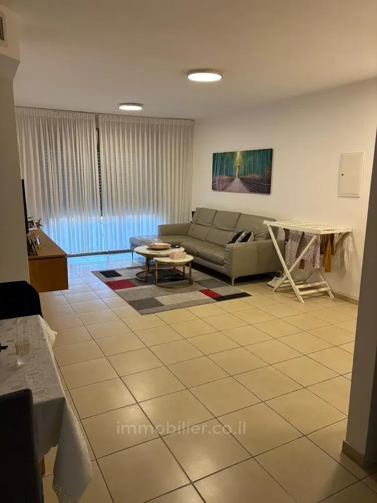 Дневна соба; плочице, природно светло