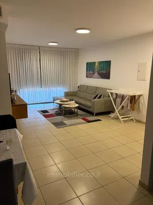 Дневна соба; плочице, природно светло