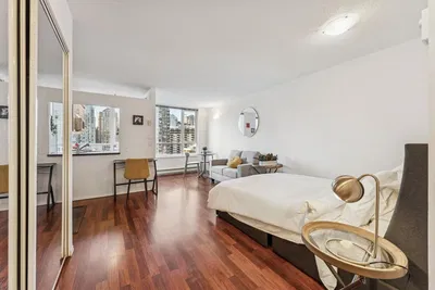 Yatak odası; manzara, ahşap zemin, doğal ışık