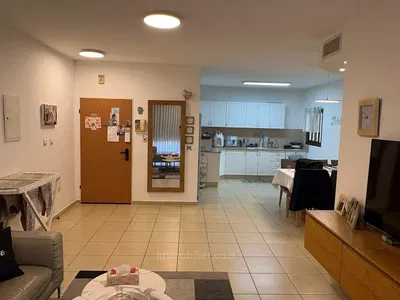 Дневна соба; плочице, природно светло