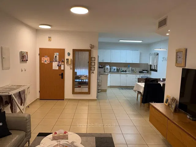 Дневна соба; плочице, природно светло