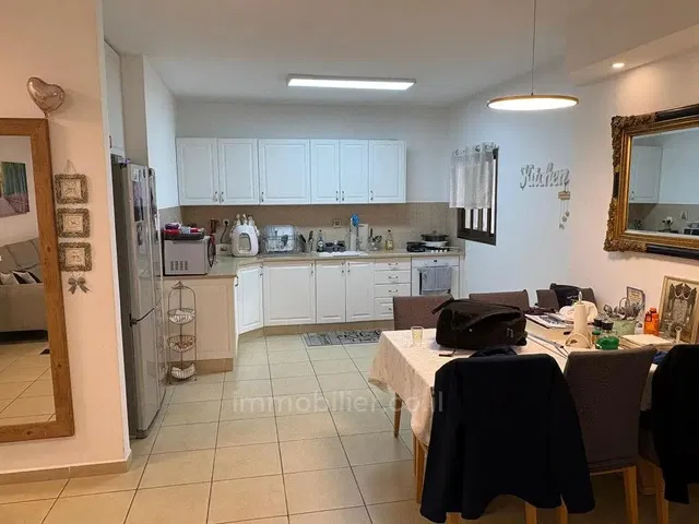 Кухиња; плочице, кухињски апарати, природно светло