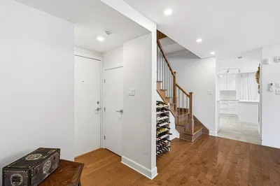 Oturma odası; ahşap zemin, doğal ışık