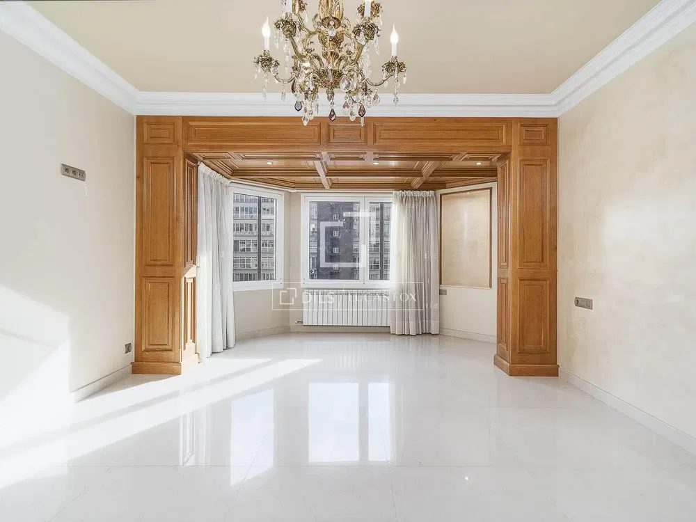 Salón; suelo de baldosas, techos altos, vigas de madera, luz natural, vista