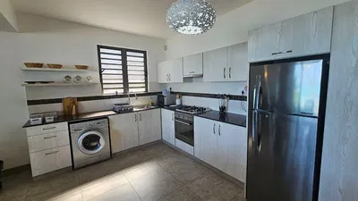 Küche; küchengeräte, fliesenboden, tageslicht, moderner stil