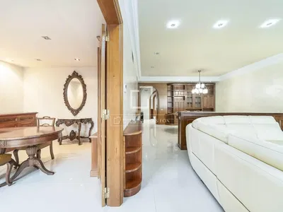 Salón; suelo de baldosas, luz natural, estilo moderno