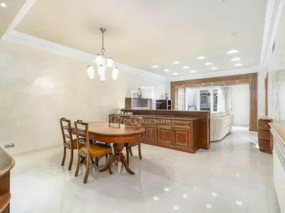 Salón; suelo de baldosas, luz natural