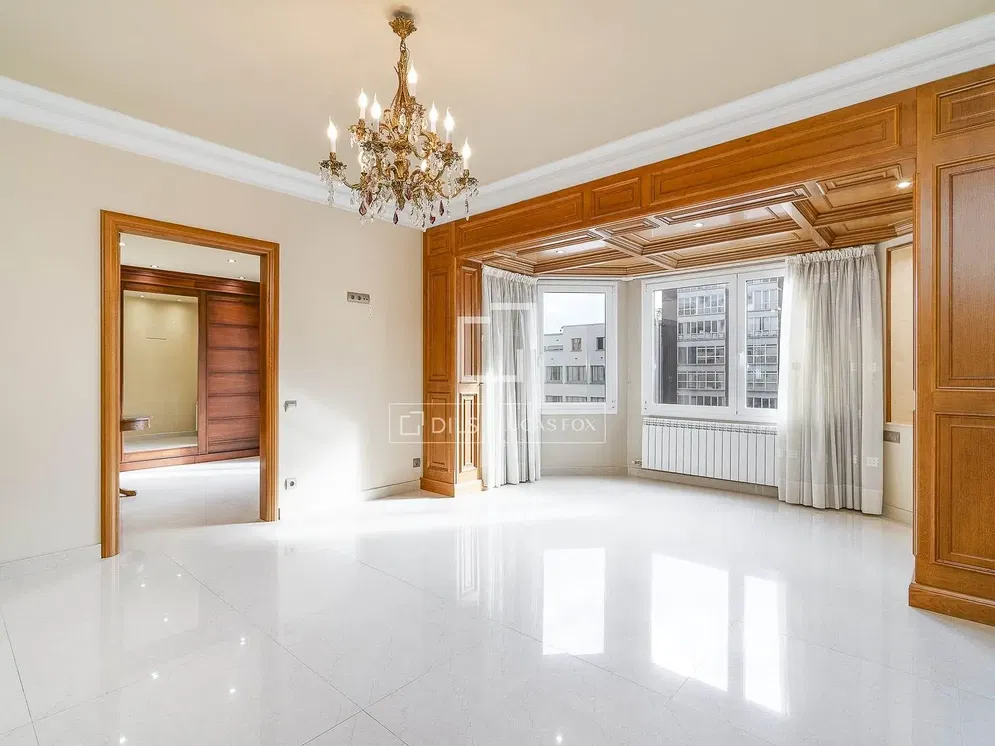 Salón; luz natural, suelo de baldosas, vigas de madera