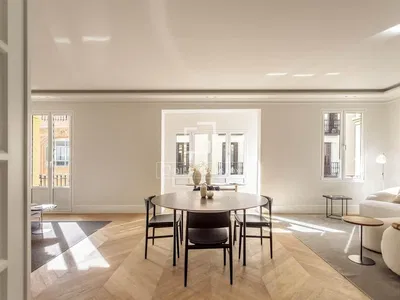 Wohnzimmer; tageslicht, holzboden, moderner stil