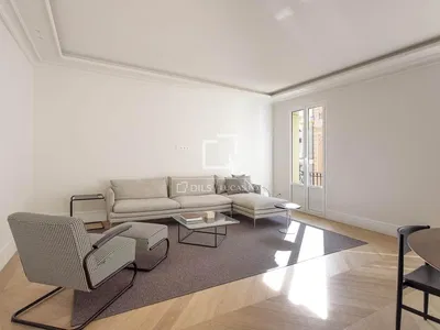 Obývací pokoj; přirozené světlo, moderní styl, dřevěná podlaha