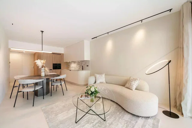 Wohnzimmer; tageslicht, moderner stil, renoviert