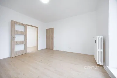 Хол; дървен под, ремонтиран, естествена светлина