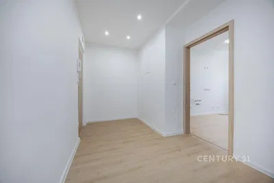 Друго; естествена светлина, ремонтиран, дървен под