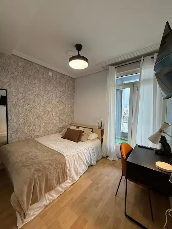 Slaapkamer; houten vloer, natuurlijk licht