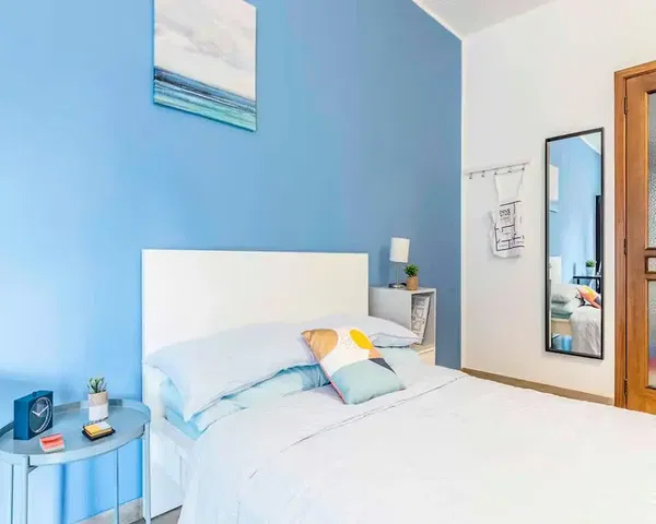 Ložnice; přirozené světlo, moderní styl