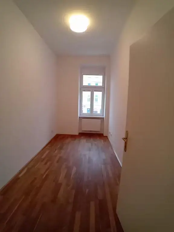 Camera da letto; pavimento in legno, luce naturale