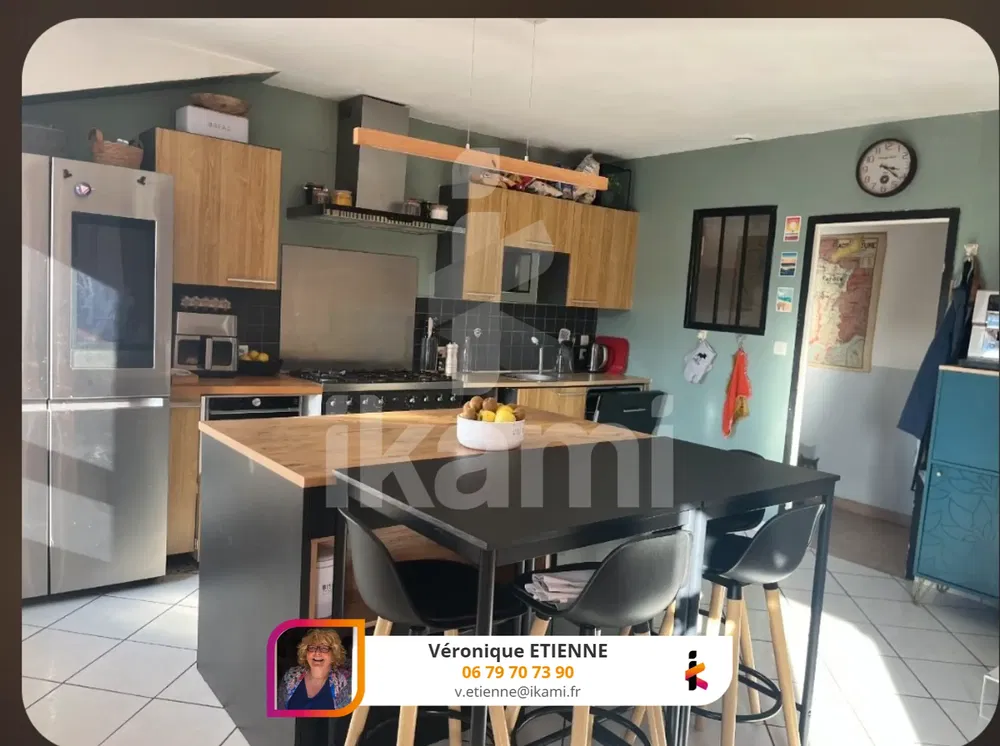 Küche; küchengeräte, fliesenboden, tageslicht, moderner stil