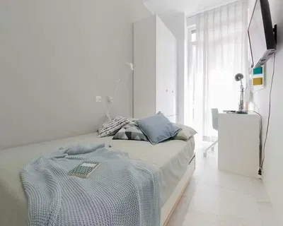 Ložnice; přirozené světlo, moderní styl