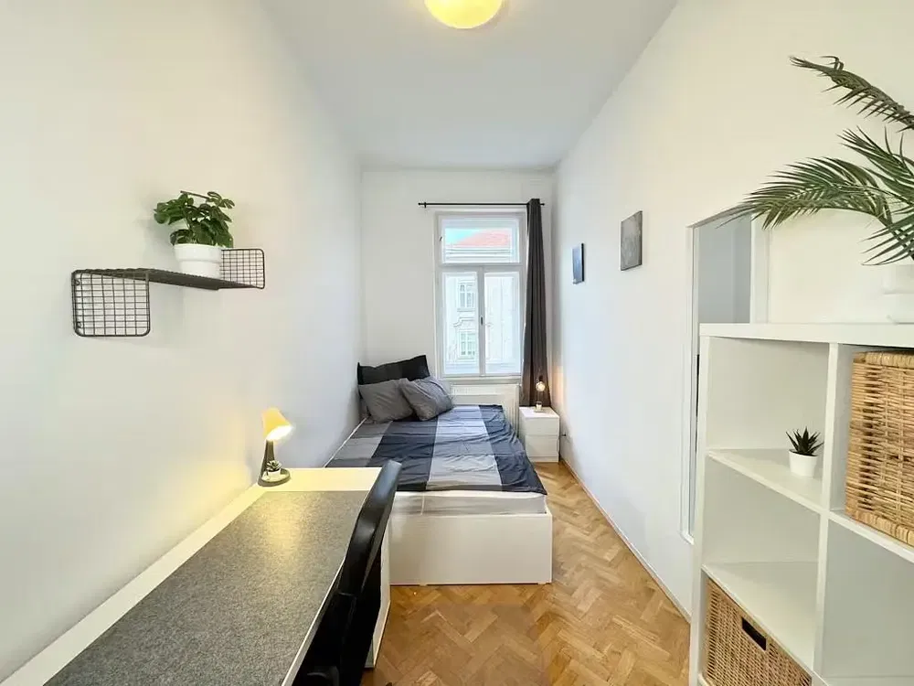 Dormitorio; luz natural, suelo de madera