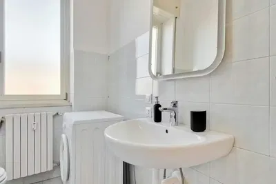 Koupelna; dlažba, přirozené světlo, po rekonstrukci, ohřívač vody