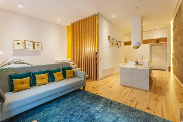 Soggiorno; luce naturale, pavimento in legno, stile moderno