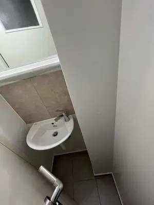 Toilettes; carrelage, lumière naturelle