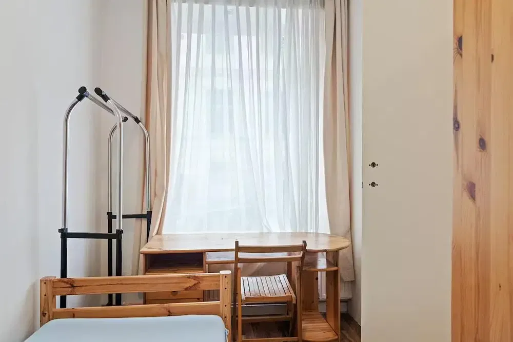 Schlafzimmer; holzboden, tageslicht, rustikaler stil