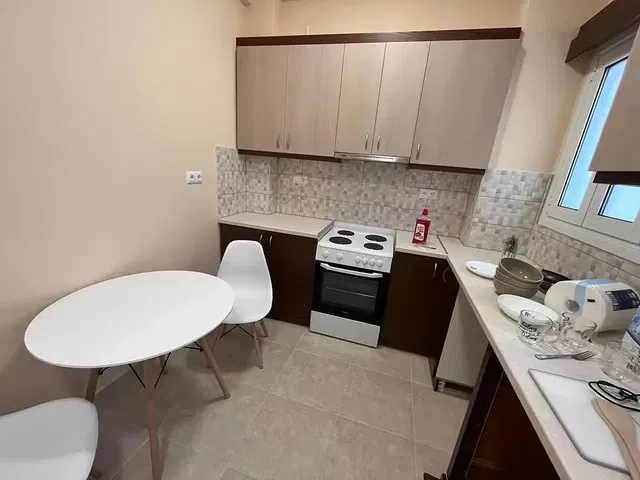 Cucina; elettrodomestici, pavimento in piastrelle, luce naturale