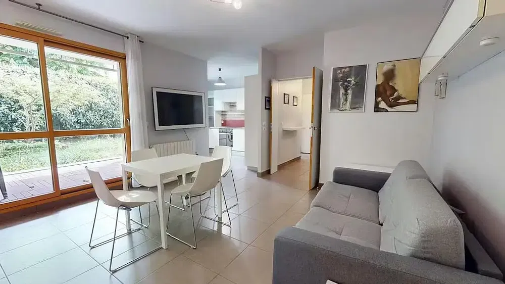 Obývačka; výhľad, prirodzené svetlo, dlažba, moderný štýl