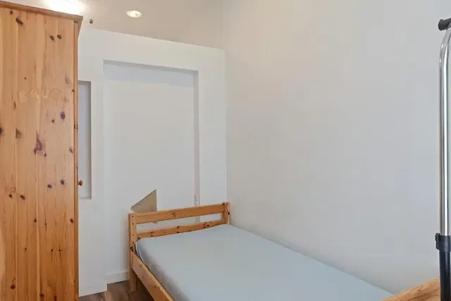 Schlafzimmer; holzboden, tageslicht, moderner stil