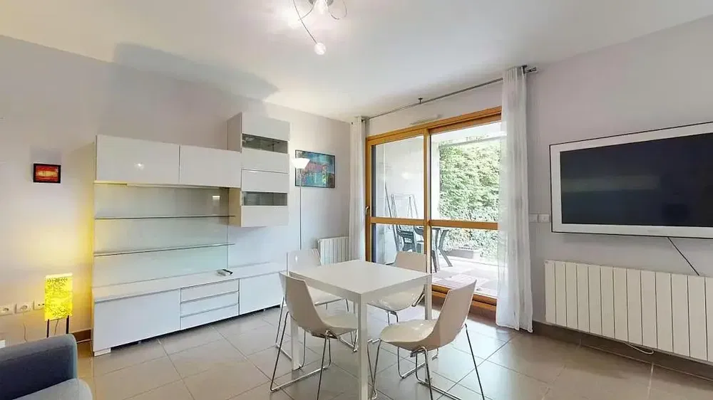 Obývačka; dlažba, prirodzené svetlo, moderný štýl