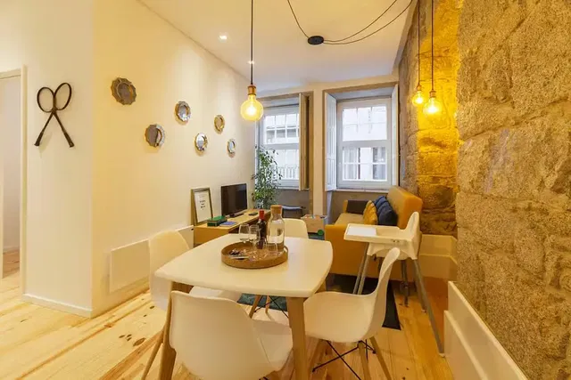 Living room; wood floor, natural light, modern style