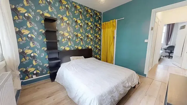 Schlafzimmer; holzboden, tageslicht, moderner stil