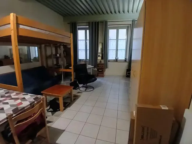 Kinderzimmer; fliesenboden, holzbalken