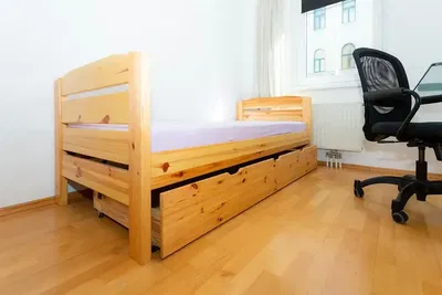 Schlafzimmer; holzboden, tageslicht