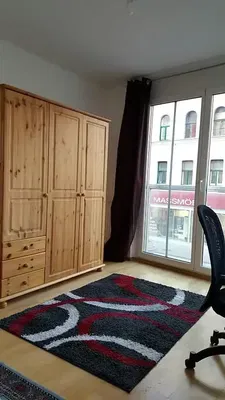 Spálňa; drevená podlaha, prirodzené svetlo, moderný štýl