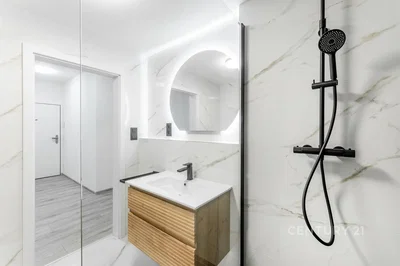 Badezimmer; renoviert, tageslicht, moderner stil, fliesenboden