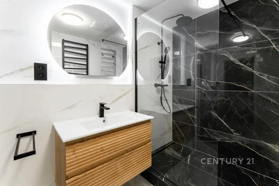 Bagno; ristrutturato, pavimento in piastrelle, luce naturale