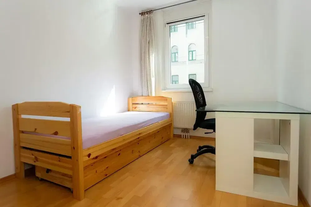 Schlafzimmer; holzboden, tageslicht