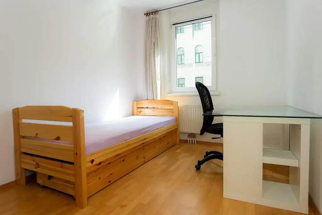Schlafzimmer; holzboden, tageslicht