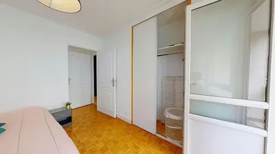 Schlafzimmer; holzboden, tageslicht