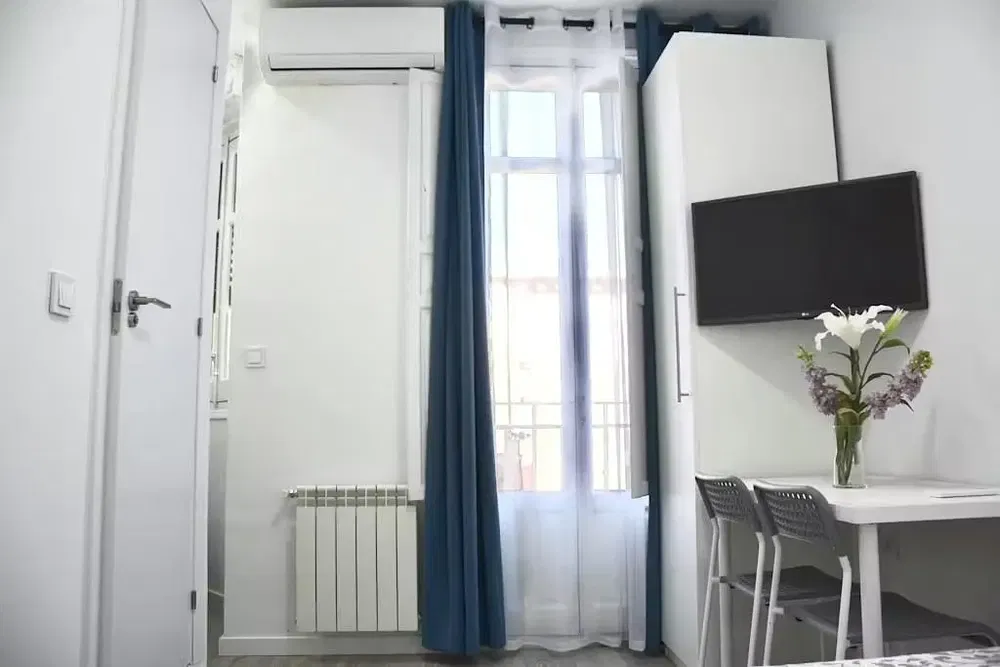 Camera da letto; luce naturale, stile moderno