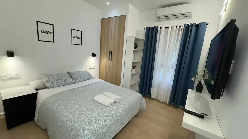 Bedroom; natural light, modern style