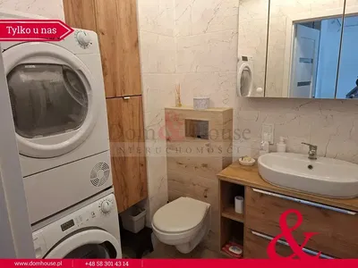 Toilettes; carrelage, rénové, lumière naturelle, style moderne