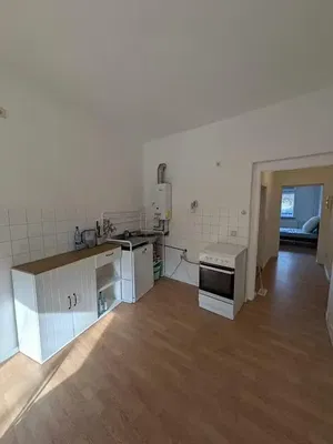 Kuchyňa; dlažba, drevená podlaha, potrebná rekonštrukcia, prirodzené svetlo