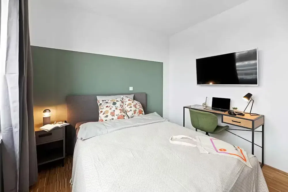 Schlafzimmer; holzboden, tageslicht, moderner stil