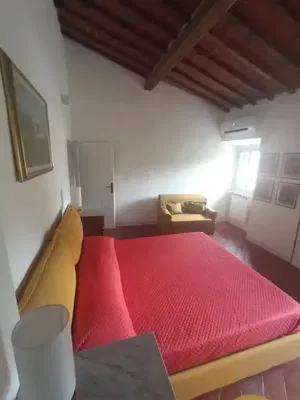 Slaapkamer; natuurlijk licht, houten balken, rustieke stijl