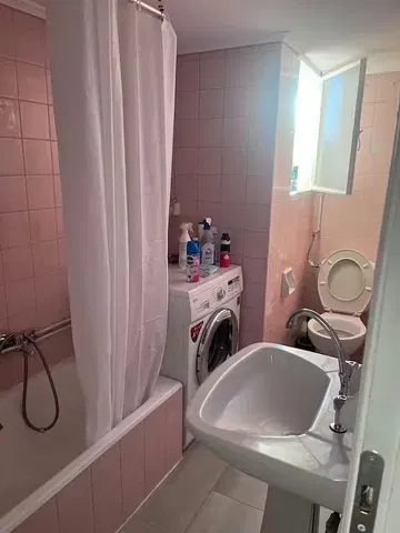 Bagno; pavimento in piastrelle, luce naturale, ristrutturato